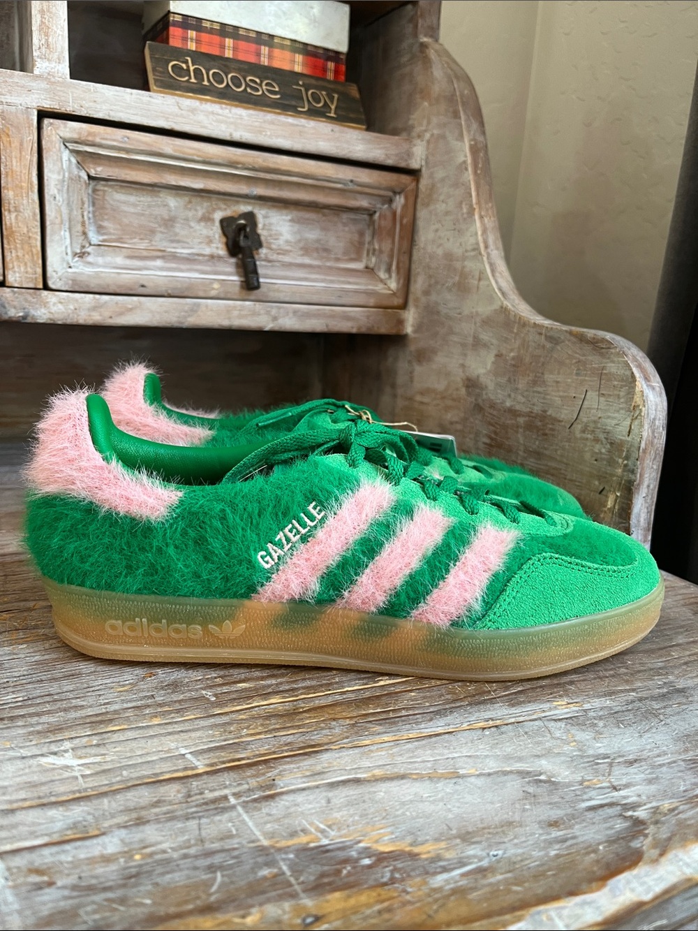 💚 NWT Adidas Gazelle Indoor Fluffy Green and Pink Gum Sole Men 6 Women 7.5